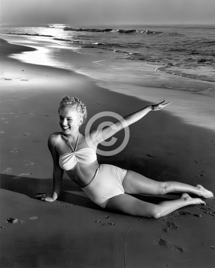 Marilyn Monroe RARE photo on beach c. 1946